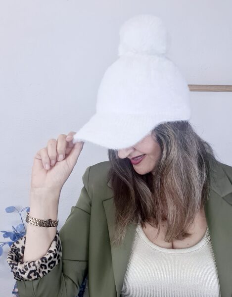 -15% Gorra peluche pompon blanco roto