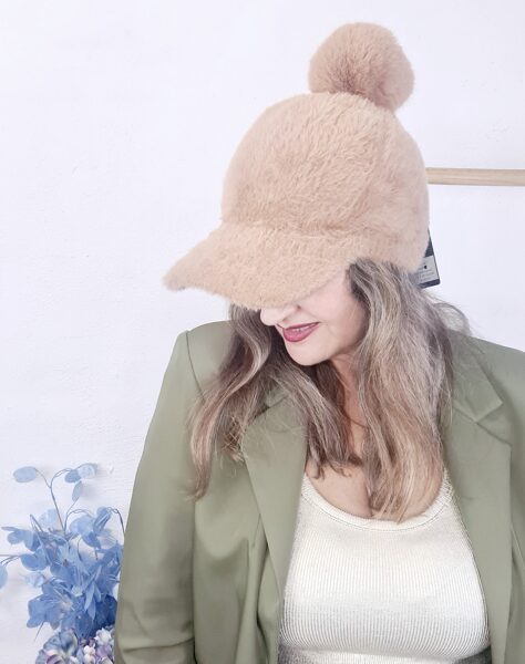 -15% Gorra peluche pompon camel