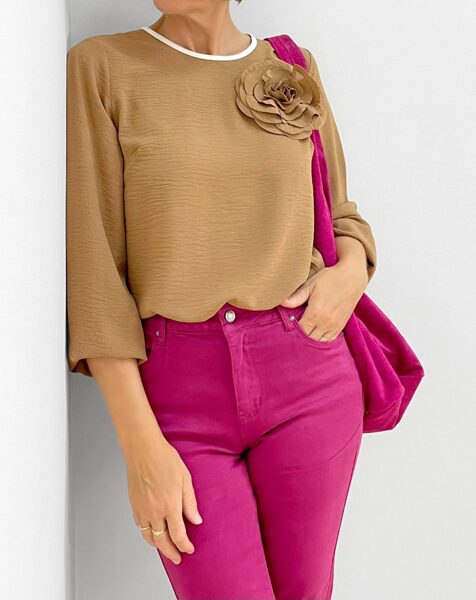 -20% Blusa lisa con Flor Bomba camel Ultima talla 48